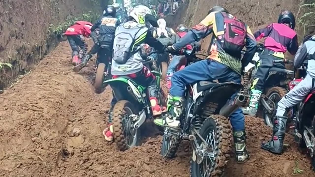 Trail motorbikes are not strong enough to go uphill on cliff roads