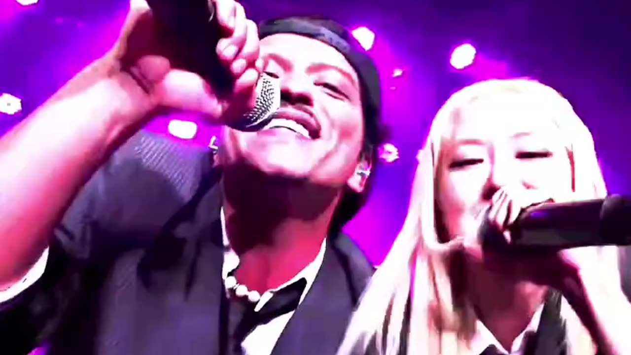 Rose and Bruno Mars together performing 😍