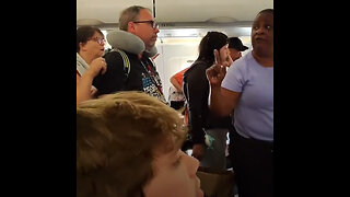 Una mujer interrumpe el desembarque de pasajeros de un avión