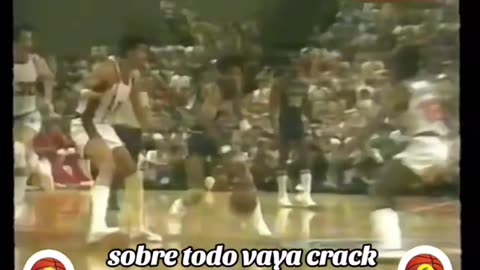 JULIUS ERVING volando por encima de BILL WALTON!!