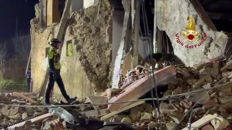Casa crollata ad Arezzo, intervento dei Cani del Nucleo Cinofili dei Vigili del Fuoco