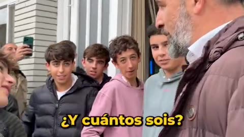 Abascal recibido por adolescentes