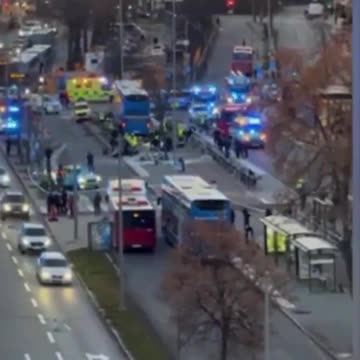 E rëndë në Stokholm! Autobusi përplaset me stacionin, raportohet për disa viktima dhe të plagosur