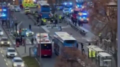 E rëndë në Stokholm! Autobusi përplaset me stacionin, raportohet për disa viktima dhe të plagosur