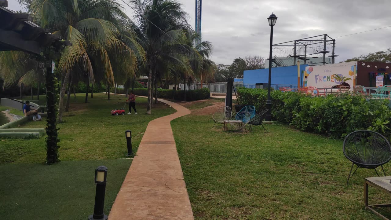 "The Island" Square - Merida - Yucatan - walktour- Part 1