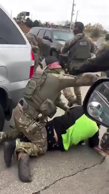 Lady tried to shove a door on a DHS agent and FAFO the hard way.