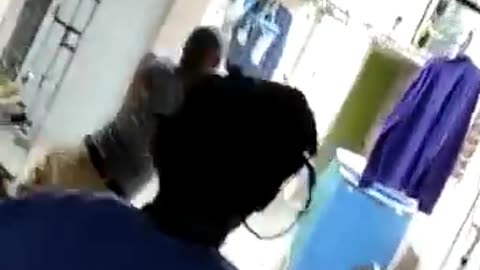 Momento que Tío lo tira al Tanque de Agua