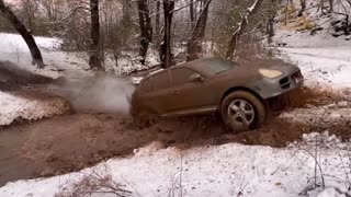 Porsche Cayenne 4.5S on 35s in Hard Off Road Battle