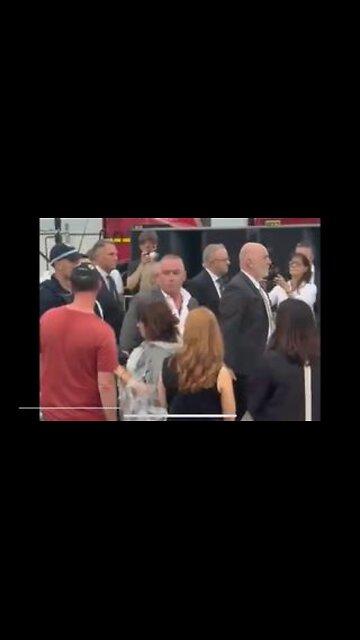 Albo attends the Bondi Beach memorial and gets booed by a crowd of Jews