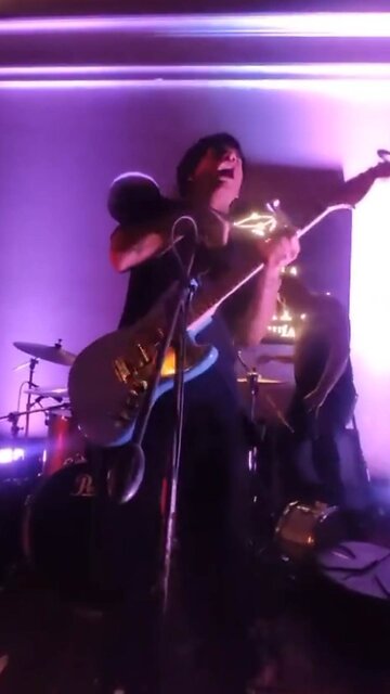 Músico se electrocuta en pleno concierto en Lima