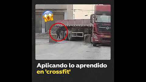 Un hombre resuelto que no se complica en el trabajo