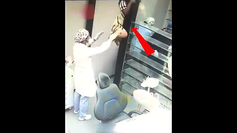 Niña trepa hasta el techo para salvarse de dentista y ‘movilizan’ toda la clínica para bajarla