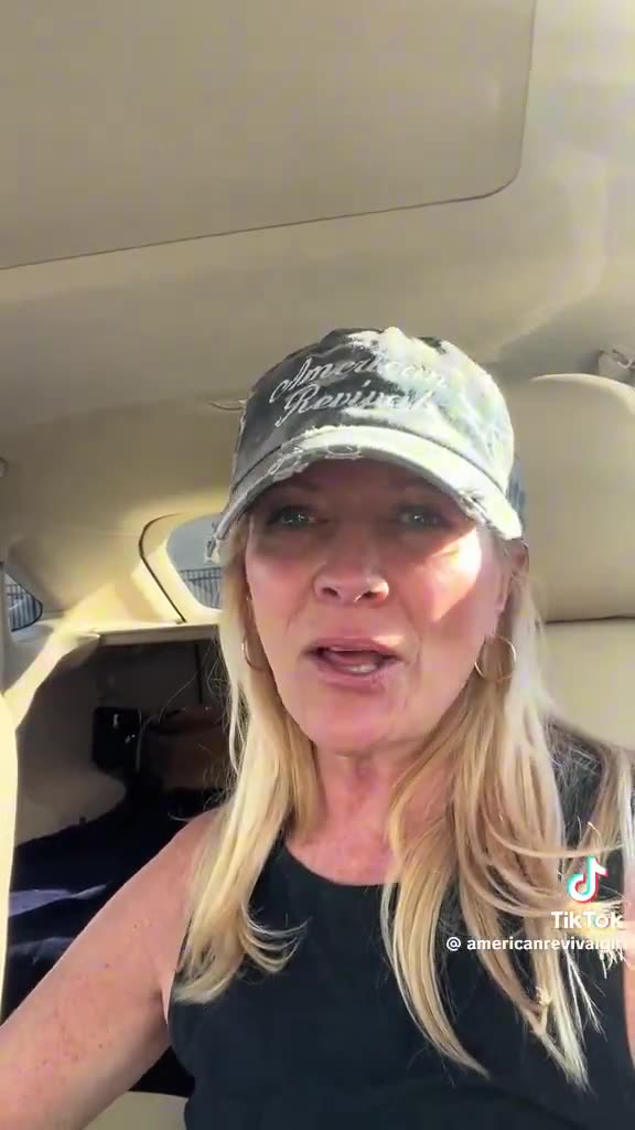 Woman walks into a Barnes & Noble bathroom and is greeted by a creepy dude putting on lipstick. 🤮