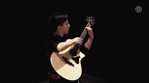 Marcin Patrzalek plays Beethoven's 5th symphony perfectly on his guitar.