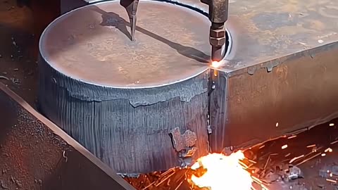 Sparks fly, cutting steel plates up to 100 mm thick with ease !