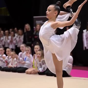 🇺🇦 9-year-old Ukrainian gymnast Oleksandra Paskal, who lost her leg during the war,