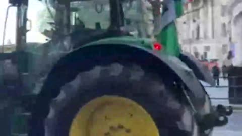 🚨Police attempting to stop farmers🚨