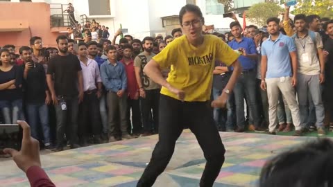 Girl_dance_move_make_the_crowd_crazy___She_is_a_fab_dancer_with_cute_expressions