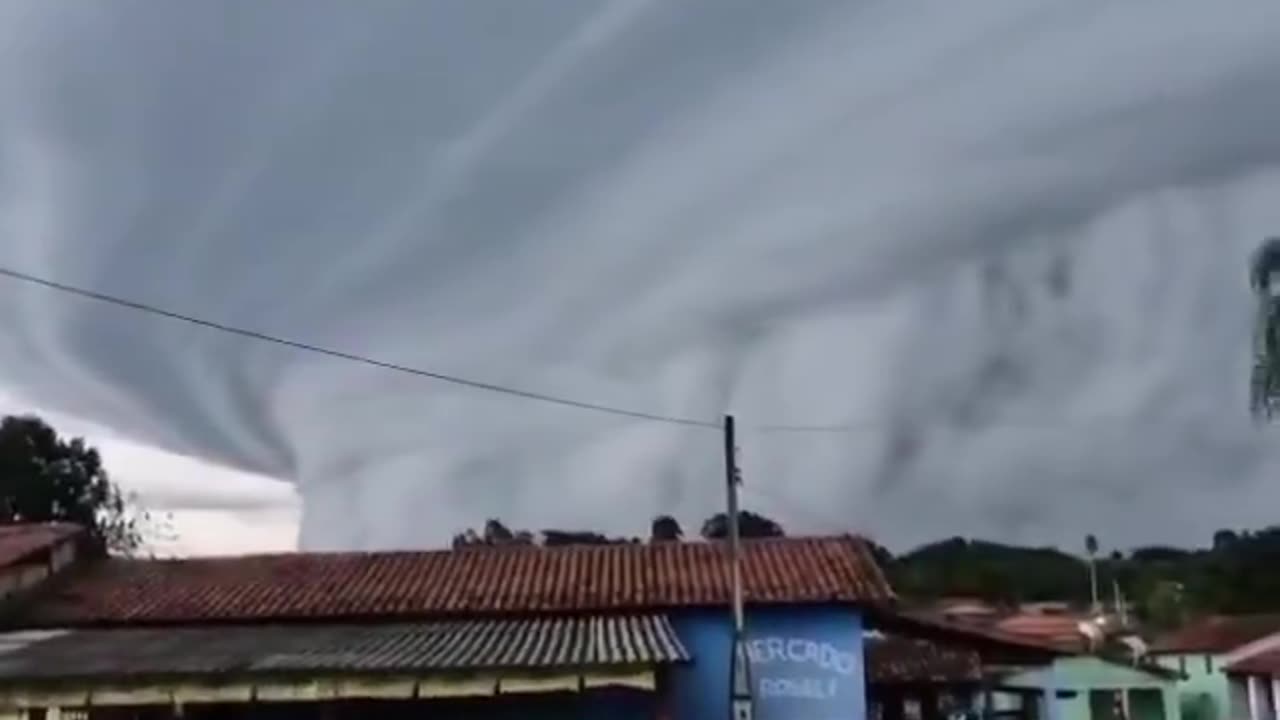 BREAKING: Massive thundercloud engulfs Brazilian towns, creating terrifying visuals.