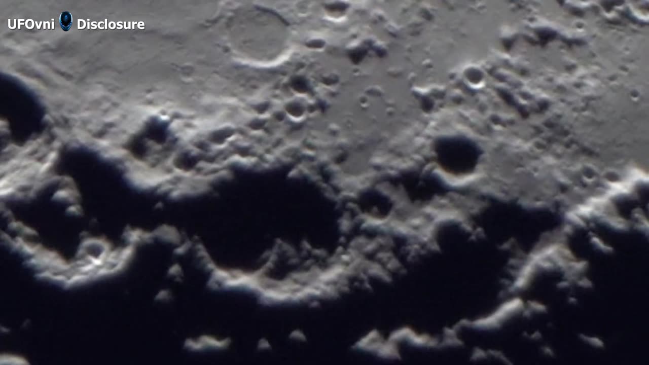 Theophilus est un cratère lunaire de NASA FAUX (Theophilus is a lunar crater from NASA FALSE)