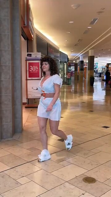 SEXY AND SHE KNOW IT