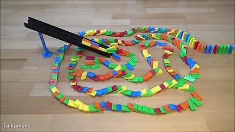 YOUTUBE ANIMATORS MADE FROM 45,000 DOMINOES
