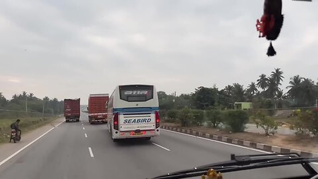 VOLVO BUS DANGEROUS CHASING & OVER TAKING AT FULL SPEED 120_h 😱_ CHASING ANOTHER VOLVO BUS