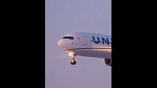 United Airlines making a smooth landing