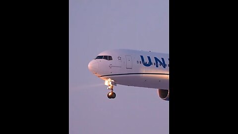 United Airlines making a smooth landing