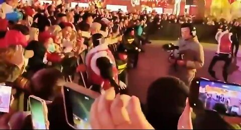 CHINA 🇨🇳 A viral video shows an AI robot malfunctioning and attacking a festival goer.