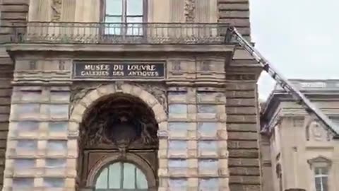 They walked into Louvre Museum at 9:30 a.m.