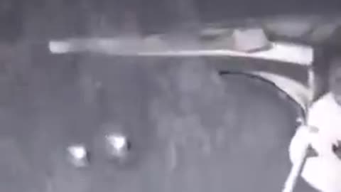 De vieilles images de la NASA montrent des objets mystérieux près de la navette spatiale !