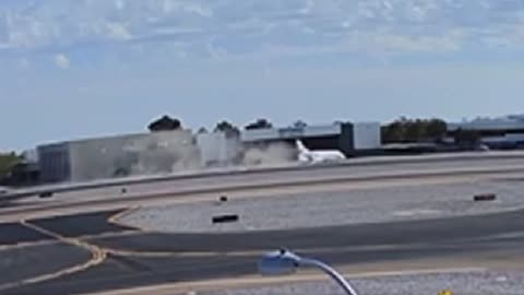 Một tử vong và 4 người bị thương trong vụ va chạm máy bay riêng tại Sân bay Scottsdale, Arizona.