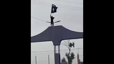 📹 Black flag of ISIS returns to Raqqa, Syria as formerly US-backed