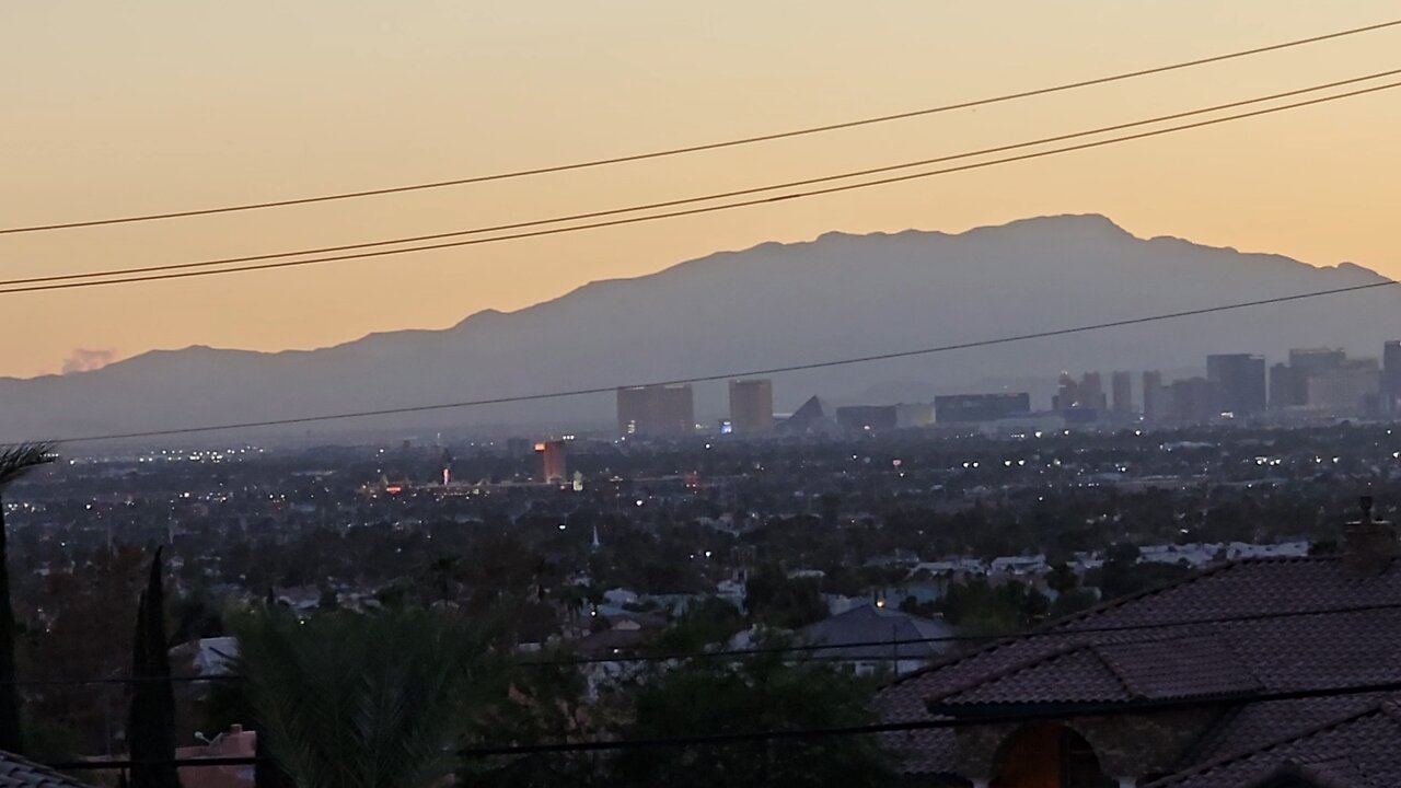 Did you SEE tonight's WINDY Las Vegas sunset? Check THIS out! 10.03.2025 #follow #lasvegas #gaming