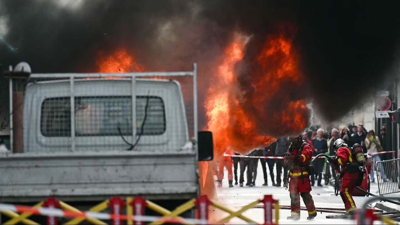 Explosions as Van Erupts in flames near French PM’s office in Paris (VIDEO)
