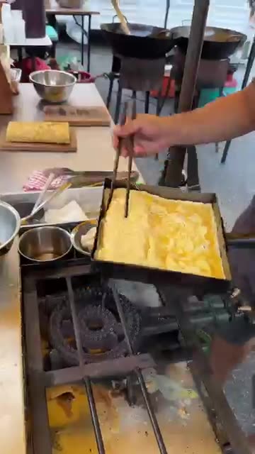 Mastering the Perfect Japanese Rolled Omelette – Street Food Tamagoyaki Skills!