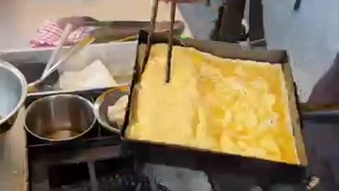 Mastering the Perfect Japanese Rolled Omelette – Street Food Tamagoyaki Skills!