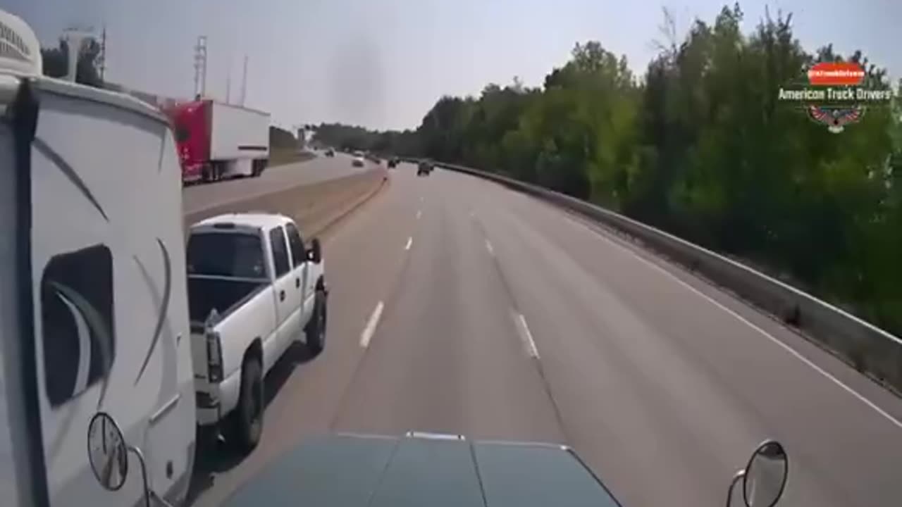 Man attempts to pass truck on an ending lane. dashcam collision