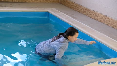 Wetlook girl in shirt