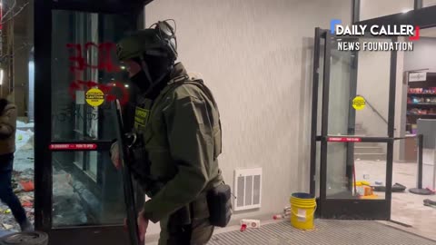 Federal agent asks "where's the local PD" in MInneapolis