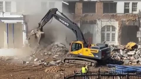 NBA is Back! Donald Trump demolishing the White House for ballroom! The entire internet went out!