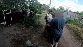 Local Resident Helps Russian Assault Troops "Occupy" His Town 😂