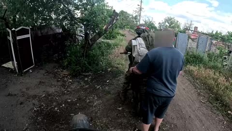 Local Resident Helps Russian Assault Troops "Occupy" His Town 😂