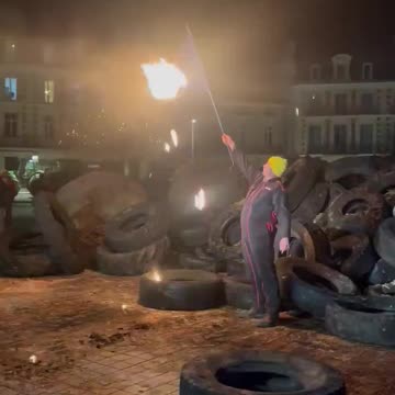 European farmers burn EU flags. EU politicians are our real enemies.