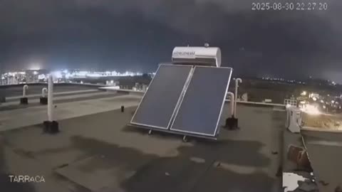 Deux soucoupes volantes ont été vues volant côte à côte