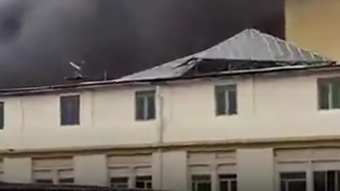 El momento exacto en el que colapsa un edificio por un voraz incendio en Ecuador