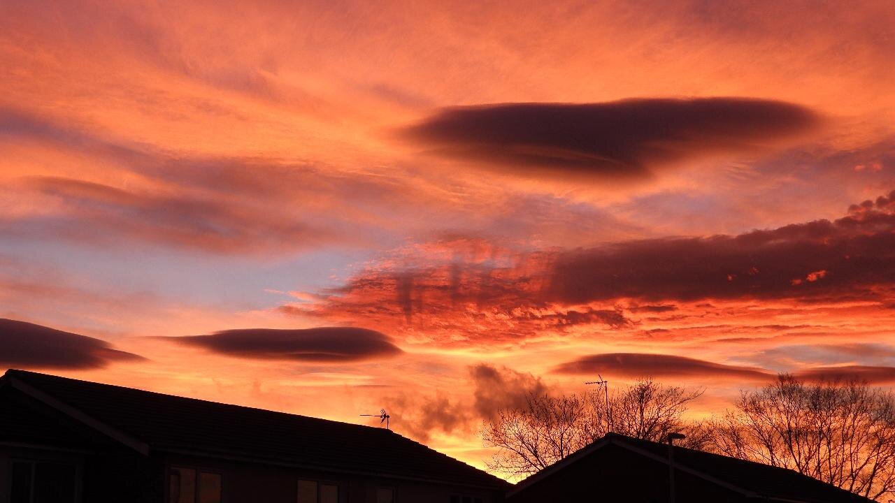 14th Dec. 2021 (1510 to 1600) NEUK - WTH are those strange cloud shadows