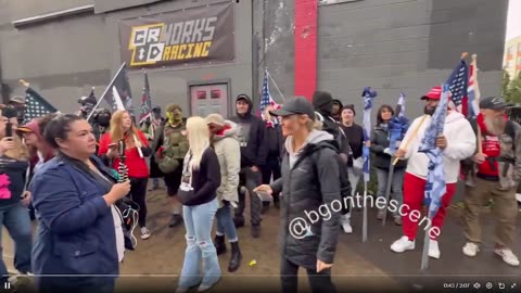 Những người cực đoan cánh tả tức giận khi thấy những người biểu tình yêu nước bên ngoài cơ sở ICE.