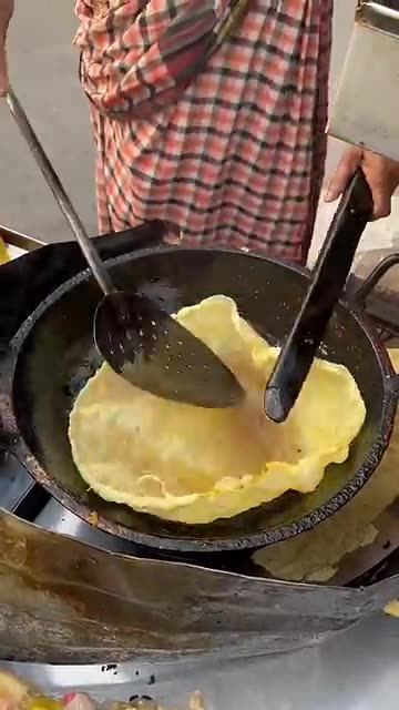 Judul (≤ 90 karakter): Crispy Papor Making in Bangladesh! Insanely Crunchy Street Food 😋😲